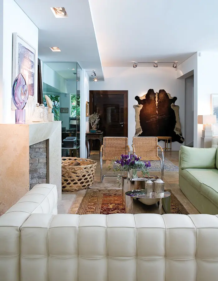 פינת ישיבה נוספת ליד האח, מוגדרת סביב שטיח טורקי בן 150 שנה וכיסאות קש של מיס ואן דר רואה