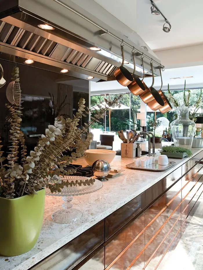 המטבח עשוי עץ אמבויה מבריק. במרכזו אי באורך 4 מ', המשמש כמשטח העבודה היחיד במטבח