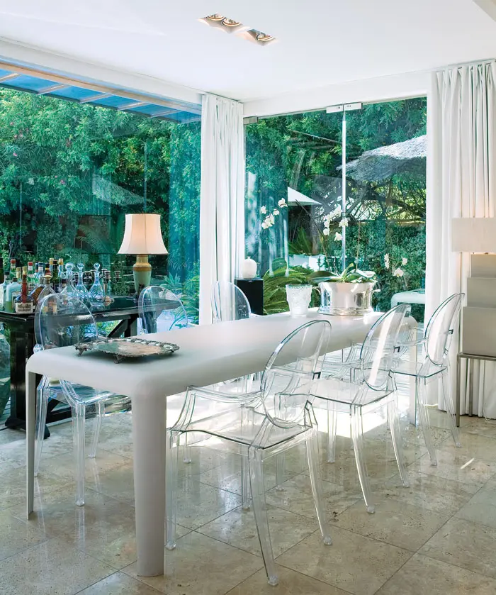 שולחן של פורו וכיסאות של פיליפ סטאר בפינת האוכל