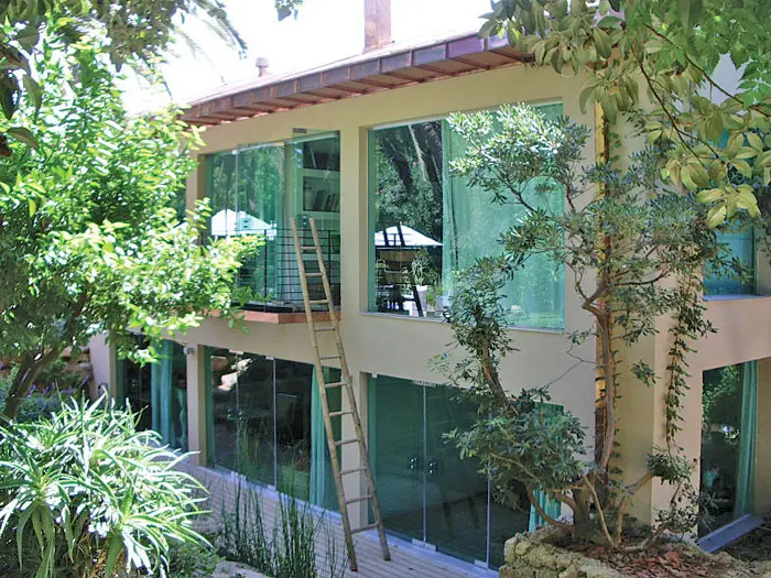 החזית הצפונית. מהמבנה המקורי נותרו עמודים וקורות בלבד