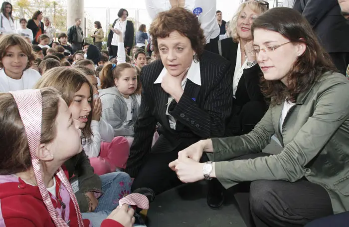 שרת החינוך יולי תמיר וקרנית גולדווסר בעצרת הזדהות עם השבויים והנעדרים בבית הספר "אבן חן" בשוהם