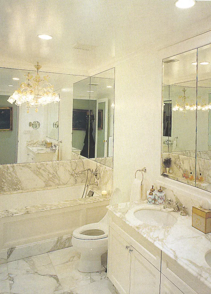 חדר האמבטיה והשירותים של חדר השינה הראשי, מצופה במשטחים לבנים של שיש קררה שחור-לבן