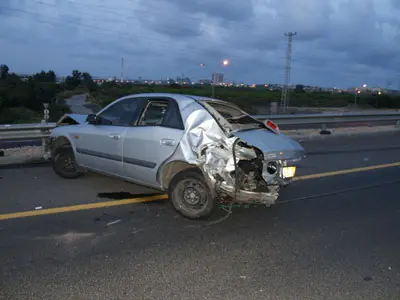 מחקירת תאונת השרשרת עולה כי רכב פרטי התנגש בשתי מכוניות שעמדו בצד הדרך