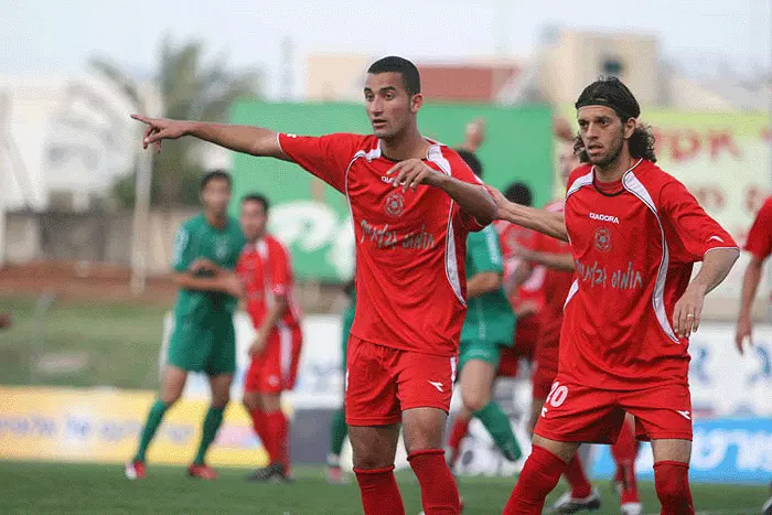 ניצחון בדרבי והידבקות לצמרת. חסן