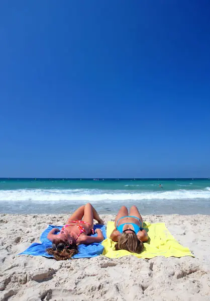חוף לגאנאס נחשב ליעד מועדף בקרב נופשים צעירים