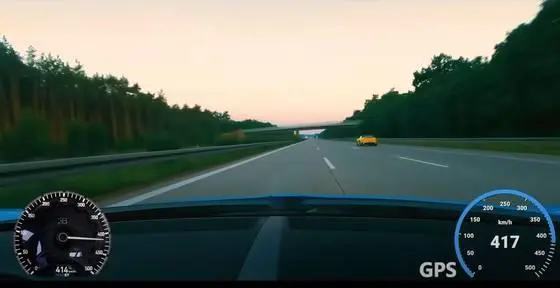 מיליונר צ'כי תיעד את עצמו נוסע במהירות של 417 קמ"ש בכביש מהיר בגרמניה