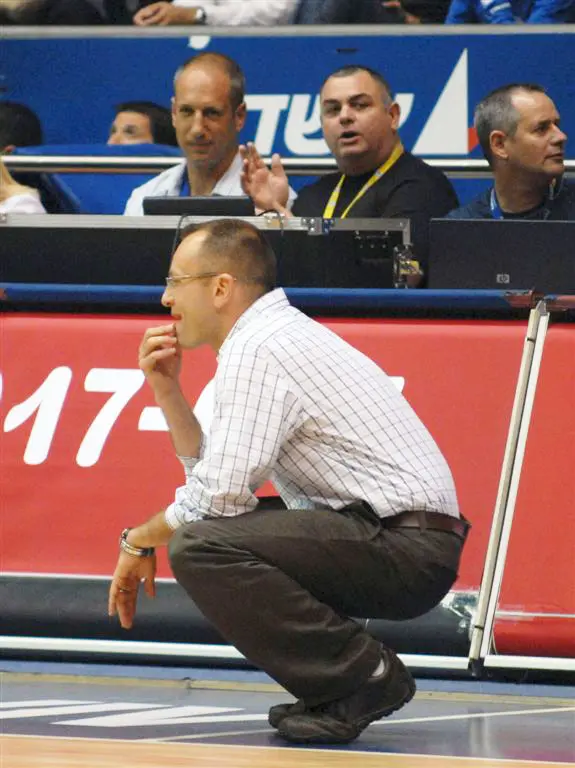 ממשיך לחפש זרים. שמיר