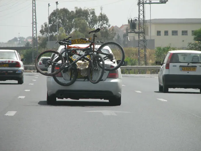 אופניים קשורות על רכב