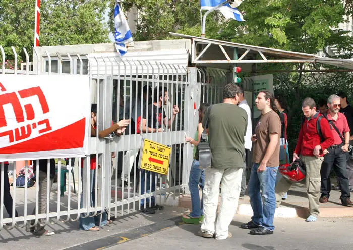 סטודנטים נועלים את שערי אוניברסיטת תל אביב, היום