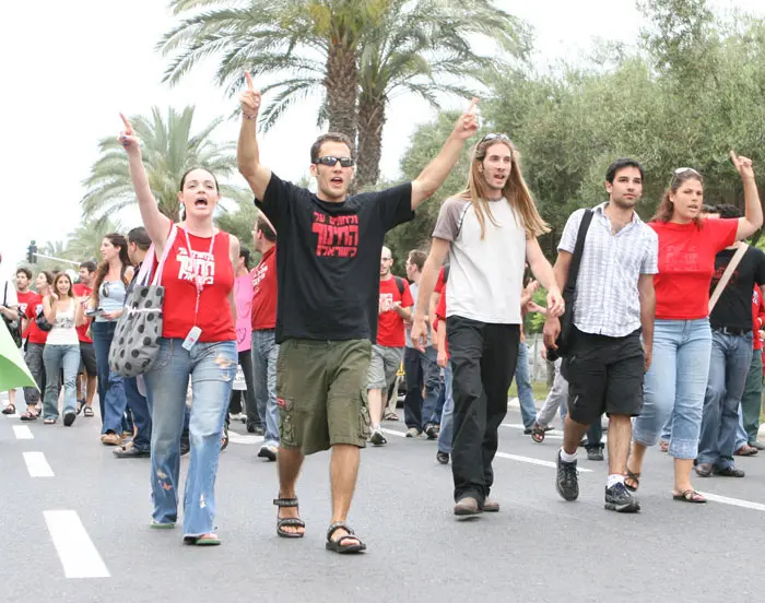 סטודנטים צועדים ברחוב איינשטיין בתל אביב