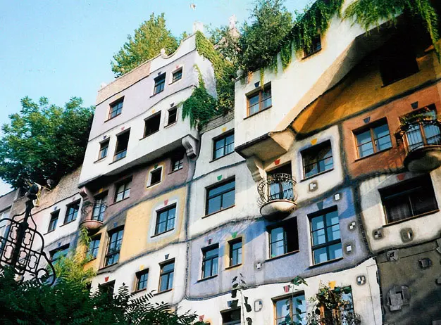 בית הוונדרטוואסר בווינה. הושלם בשנת 1986. כמו ברוב בניניו, הגג מלא צמחיה