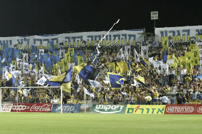 נשבים בקסמיו של הבוס החדש, ובקלות מפתיעה. אוהדי מכבי