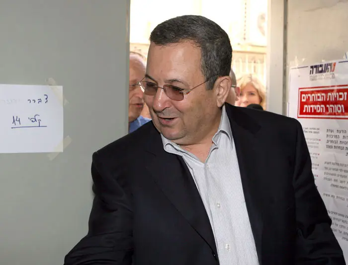 אהוד ברק מגיע לסניף העבודה בגבעתיים