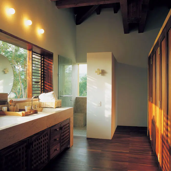 חדרי אמבטיה גדולים צמודים לחדרי השינה ומצטיינים בעיצוב פונקציונלי