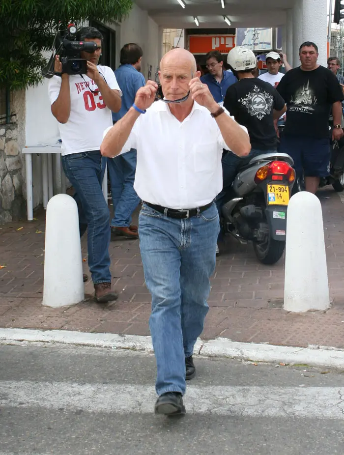 עמי אילון בג'ינס וחולצה לבנה