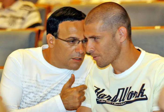 נתן לו סמכויות בלתי מוגבלות. נמני