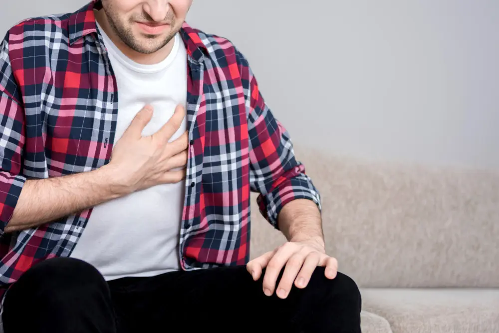 כאבים בחזה, לחץ שלא נעלם, שמתפשט לזרועות או לצוואר? אולי מדובר בהתקף לב?