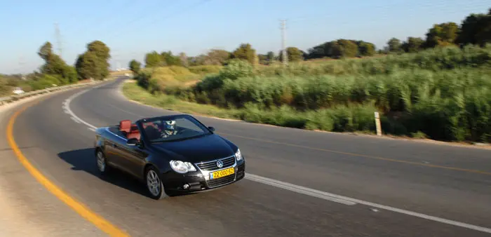 אופנוען סגור במכונית פתוחה - פולקסווגן איוס