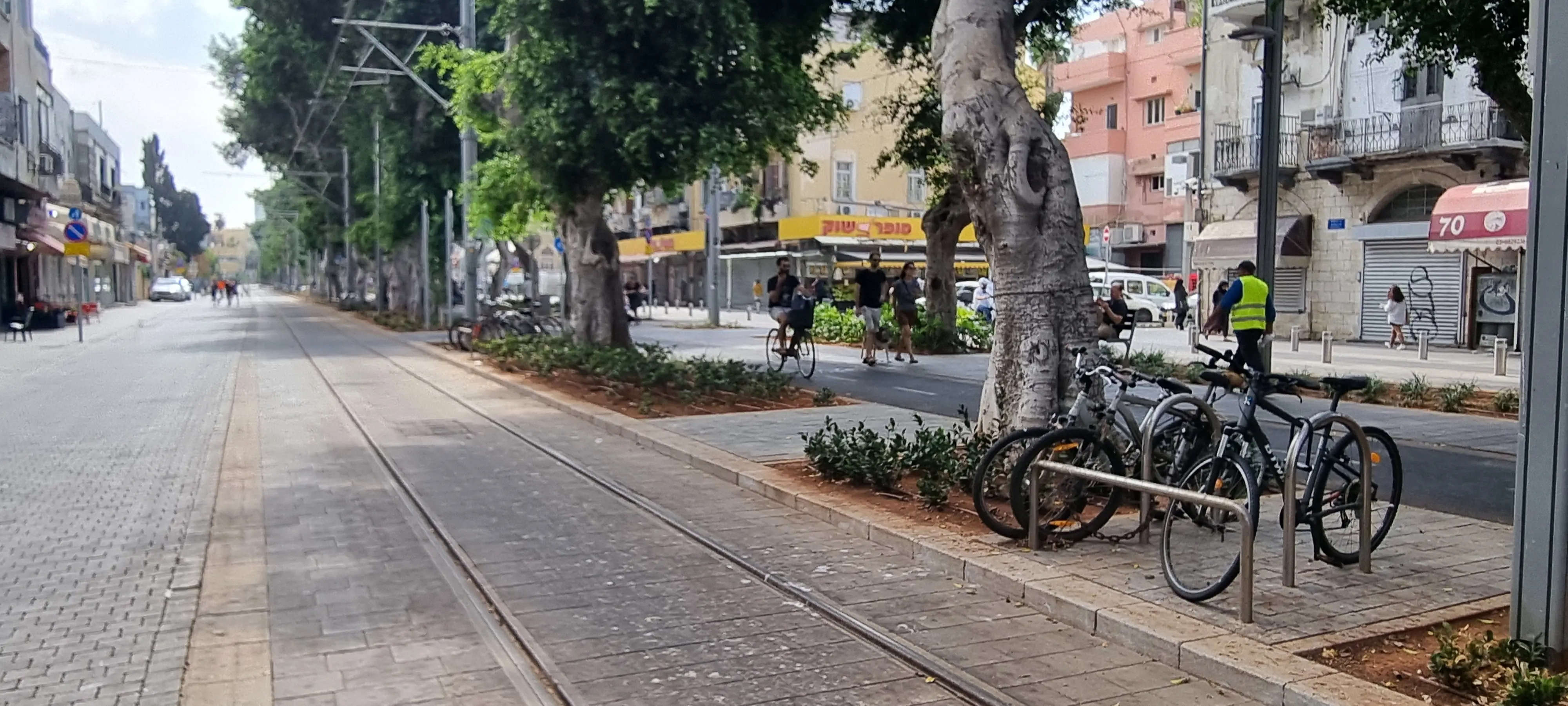 תשתית הקו האדום בשדרות ירושלים. הולכי רגל יכולים לעבור, נכים צריכים לנסוע מסביב