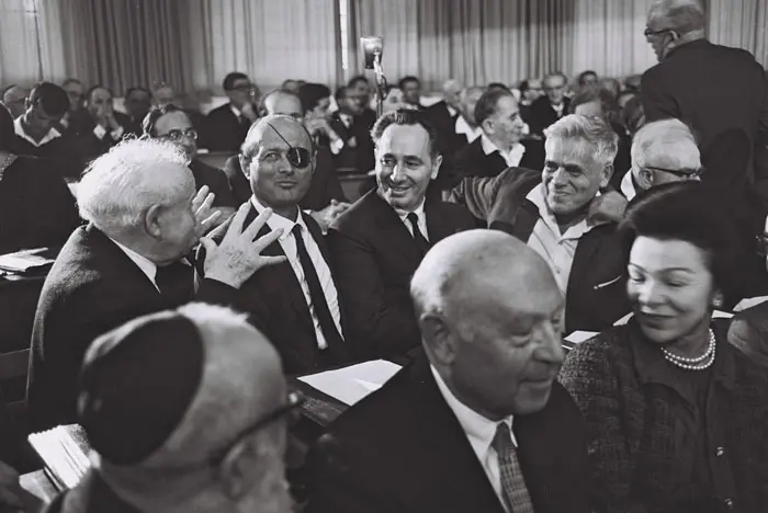 סגן שר הביטחון שמעון פרס עם בן גוריון ודיין בפתיחת הכנסת השישית ב-1965