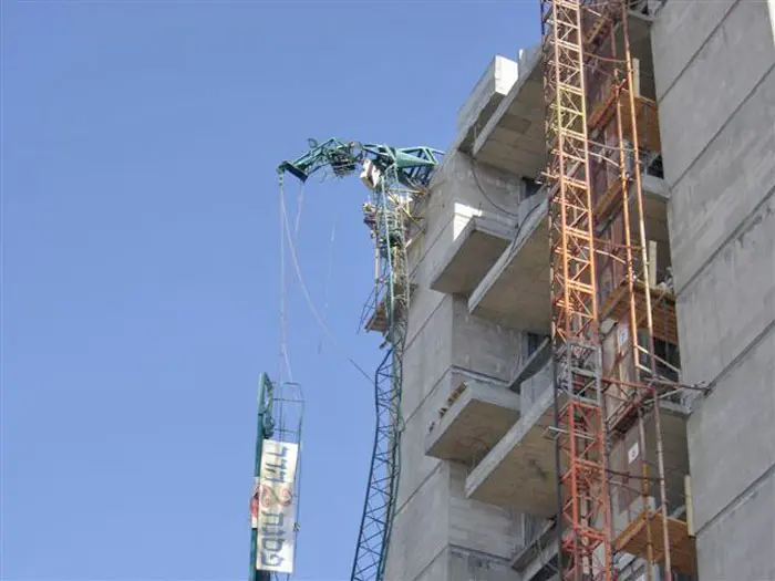 קריסת המנוף בחולון. שעה וחצי עברה מהנפילה ועד החילוץ