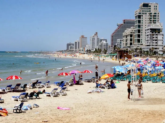 במהלך החודש התמלא חוף תל אביב במתרחצים