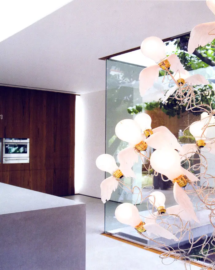 מנורת ציפורים ענקית של אינגו מאוור, כאלמנט עיצובי משלים הממוקם מעל פינת האוכל המשפחתית של המטבח