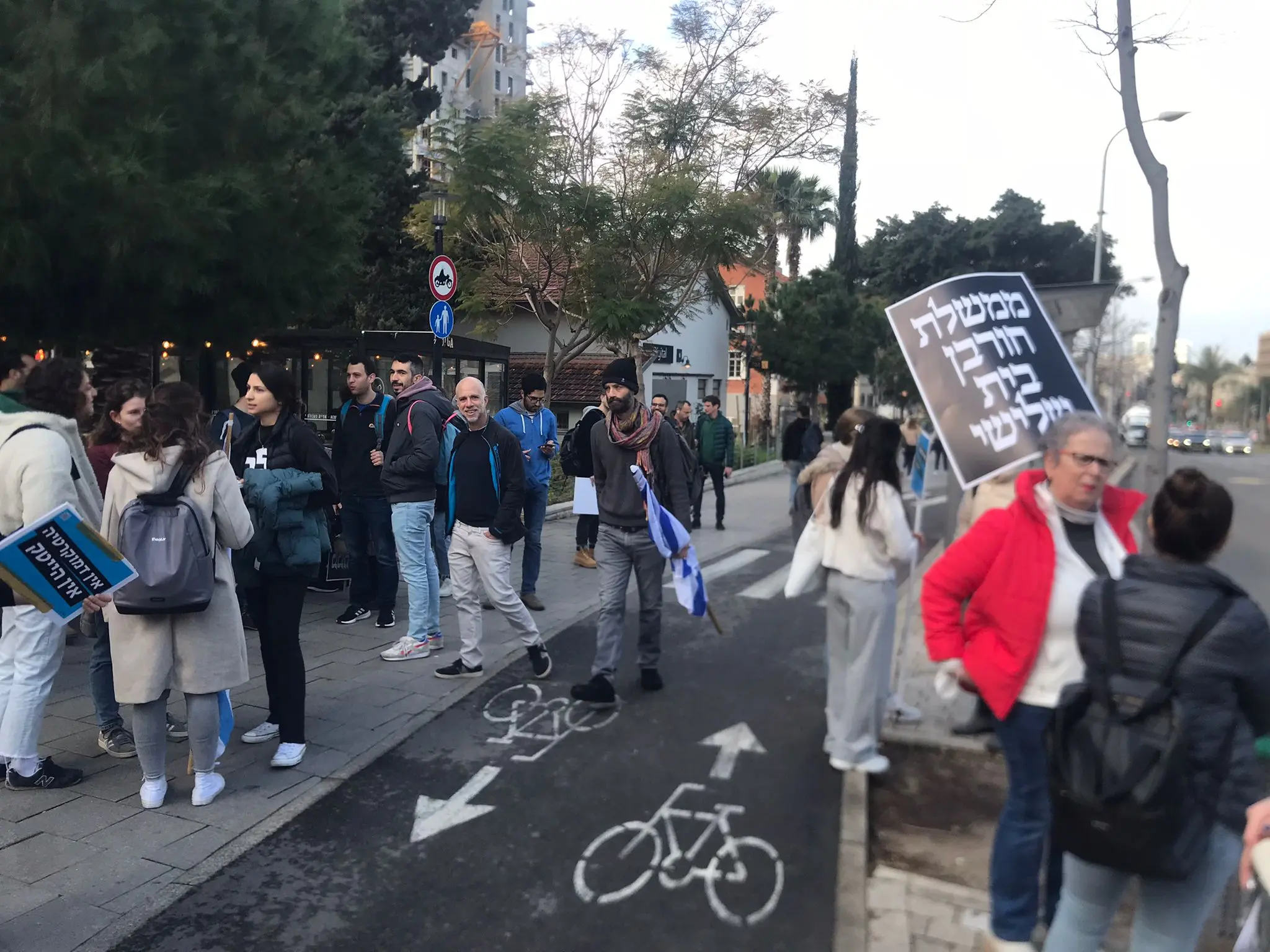 מפגינים ממתינים להסעות במתחם שרונה בת"א