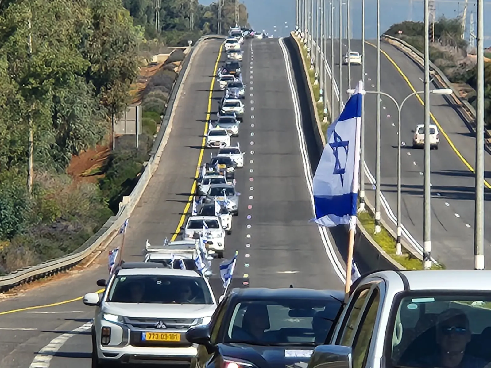 שיירה של כלי רכב מהגליל בדרך להפגנה נגד המהפכה המשפטית בירושלים, 13 בפברואר 2023