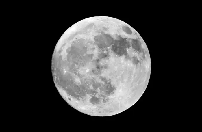 דמיינו לעצמכם: לילה מדברי וחבורת אנשים מתקבצים במעגל.מעל פרוש ירח עגול ולבן