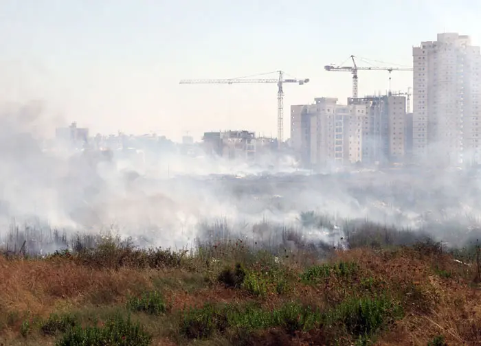 האש מאיימת להתפשט למצבורי הגז של מפעל "נשר"