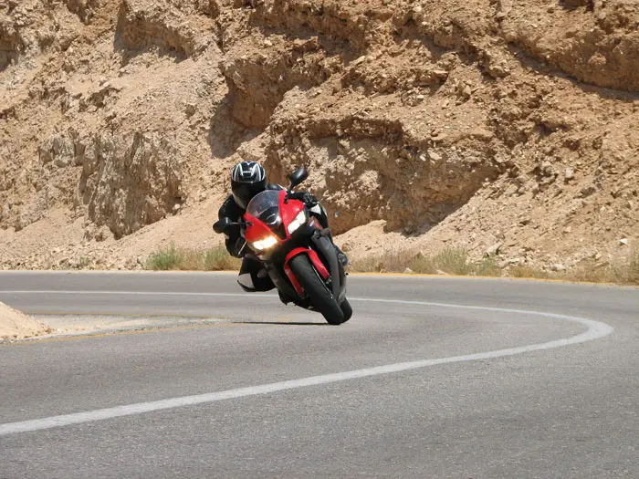 מבחן הונדה סיוויק טייפ R נגד הונדה CBR600RR