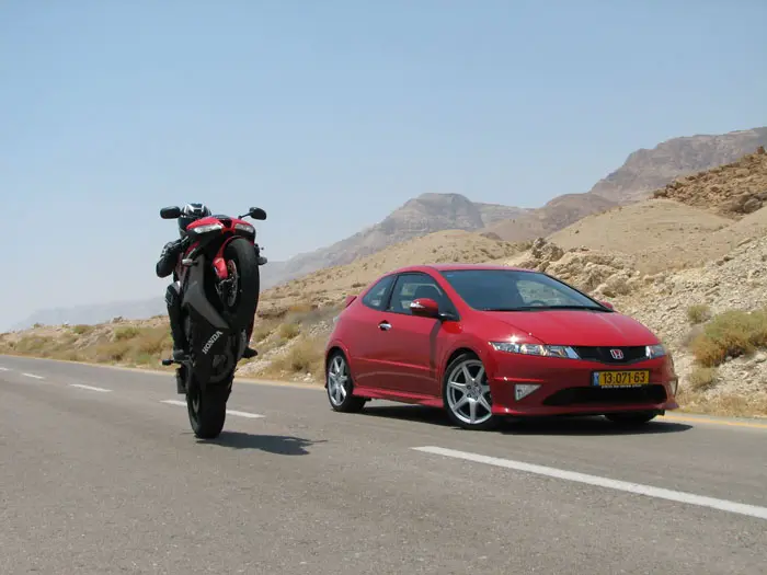 מבחן הונדה סיוויק טייפ R נגד הונדה CBR600RR