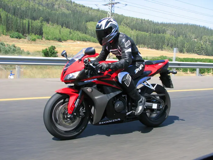 מבחן הונדה סיוויק טייפ R נגד הונדה CBR600RR