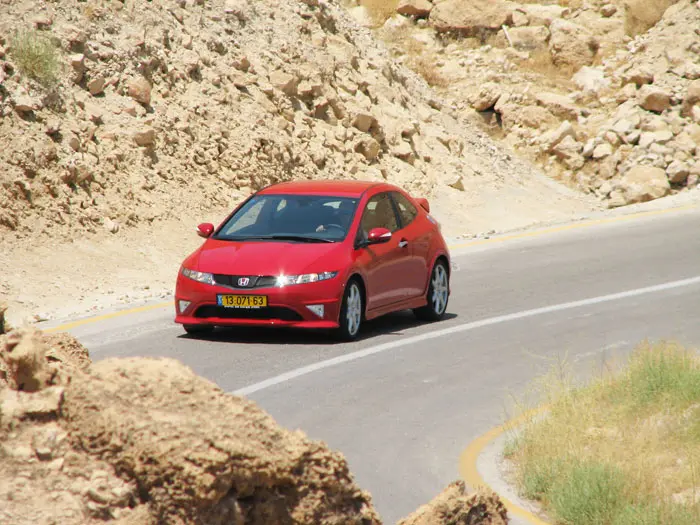 מבחן הונדה סיוויק טייפ R נגד הונדה CBR600RR