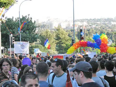 "תהיה התחייבות מכל מי שאמור להופיע, שלא לפגוע בכבוד האדם ולשמור על ההוראות"