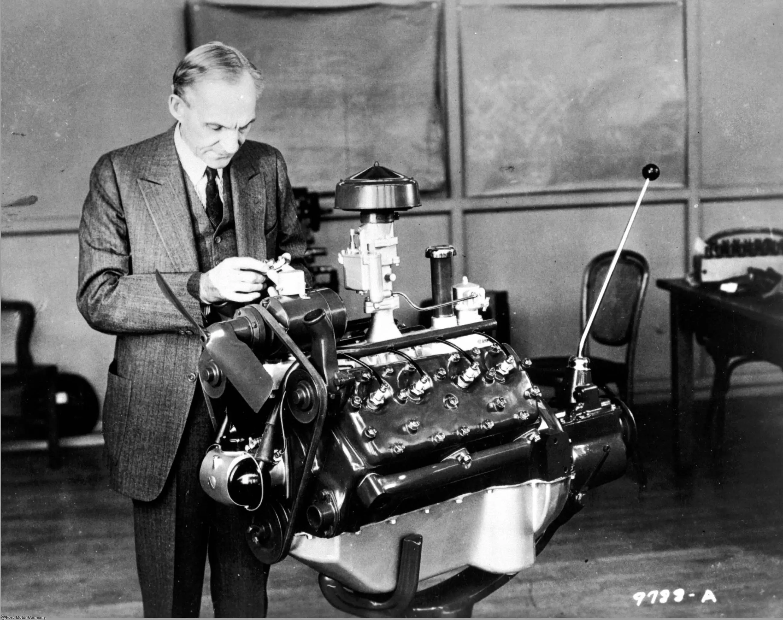הנרי פורד ומנוע V8