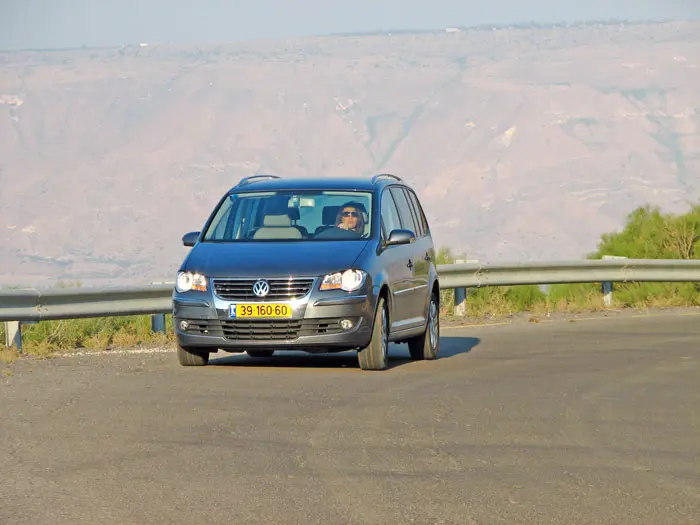 המתלים הקשיחים שומרים על גוף מאוזן בפניות