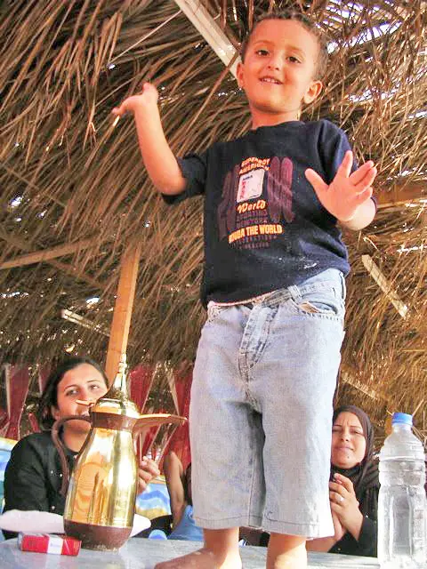 ילד פלסטיני באוהל ליד הים, בין עצי הדקל. 50-100 שקל כולל הכל