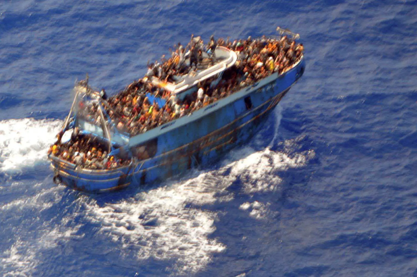 מהגרים על סירה במהלך מבצע חילוץ של משמר החופים של יוון, 14 ביוני 2023
