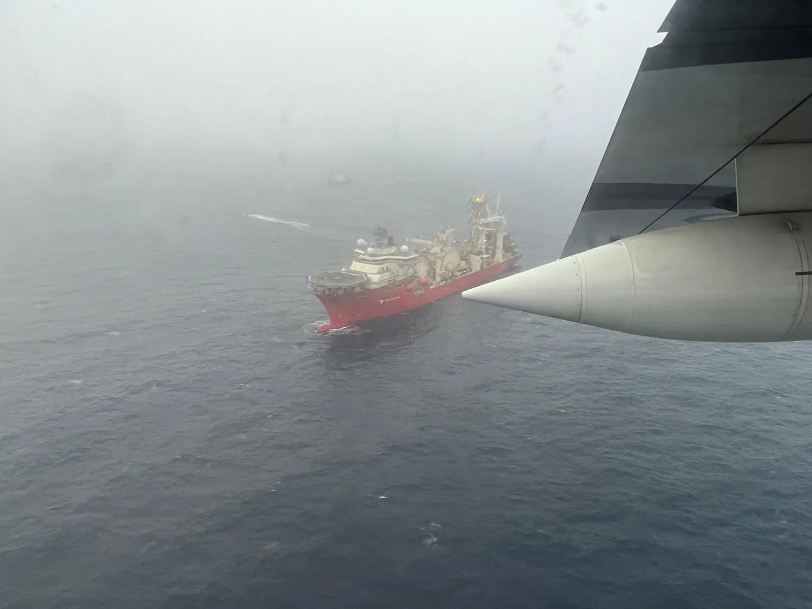 מטוס קנדי טס בצלה של ספינת מחקר המשתתפת בחיפושים, אתמול