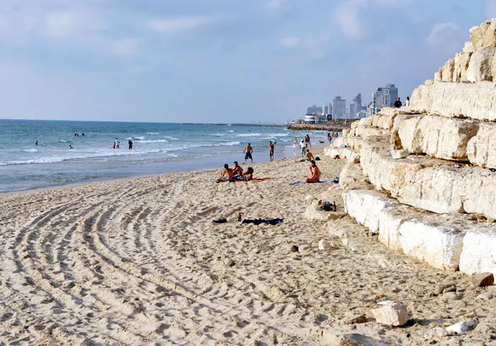 חוף יפו. ירידה של 13% במספר החופים המלוכלכים