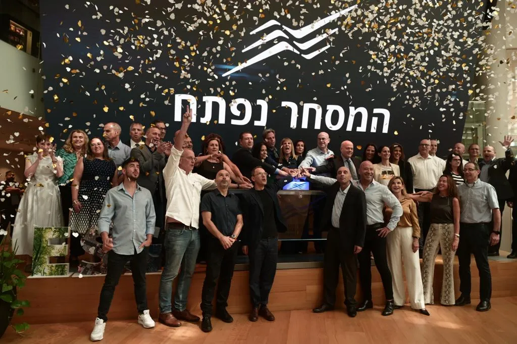 פתיחת יום מסחר בחשיפת דירוג מעלה לשנת 2023 לאחריות תאגידית של חברות בישראל