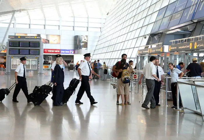 התיירים המגיעים לארץ "יפגשו בכניסה אזרח מסביר פנים במקום שוטר במדים". נתב"ג