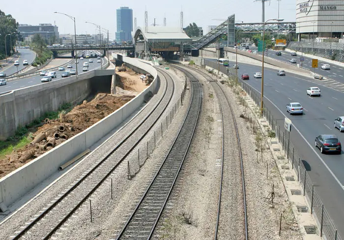 סלילת הכביש תפריע לפיתוח המסילות