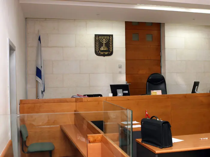 למעשה, עתיד הקבוצה בידיים של פרקליטים ומשפטנים, סניגורים וקטגורים