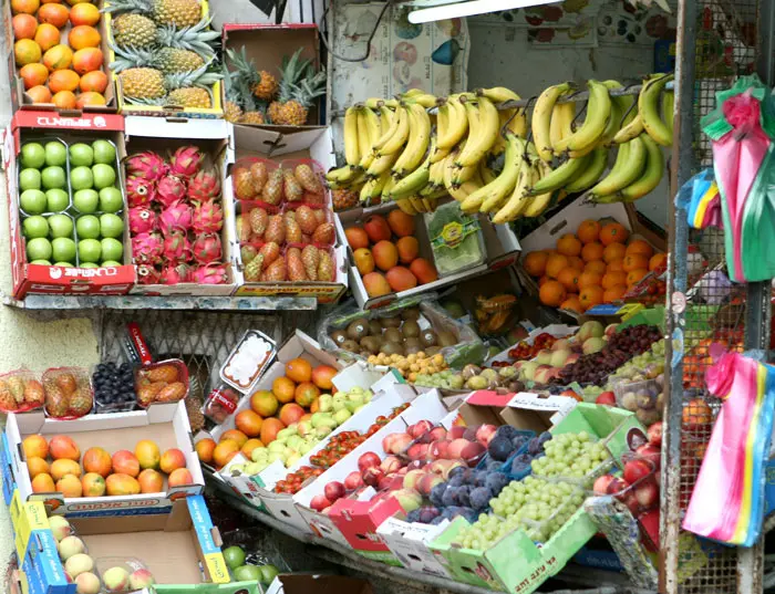 רשתות השיווק והחנויות יחויבו למיין ולהפריד בין הירקות והפירות לפי איכותם