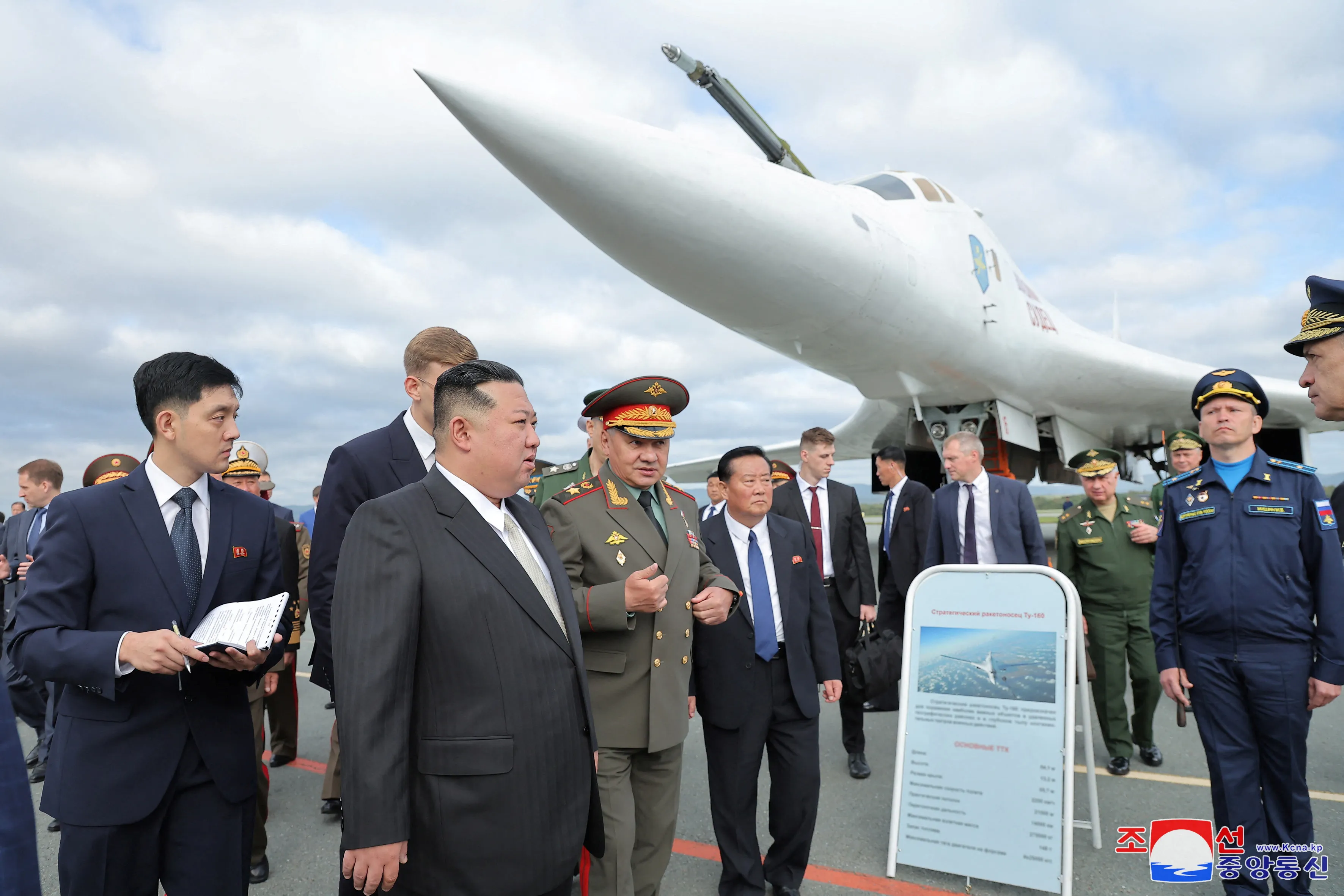 מנהיג קוריאה הצפונית קים ג'ונג און לצד מפציצים גרעיניים במהלך ביקורו בוולדיווסטוק, רוסיה 16 בספטמבר 2023