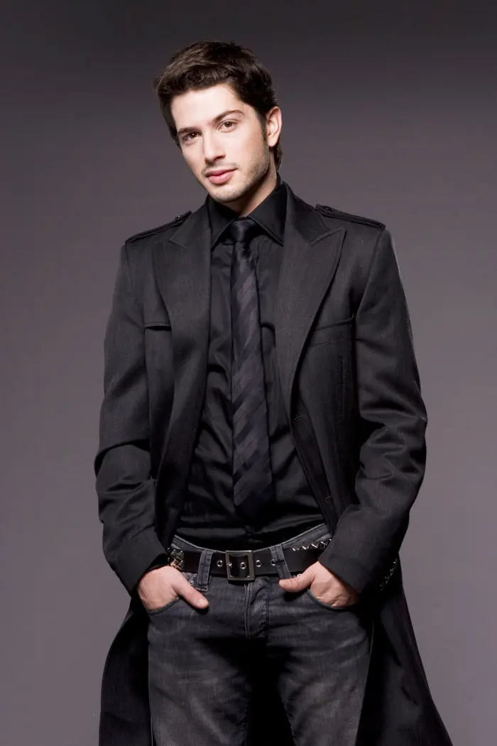 חולצה שחורה, עניבה אפורה. רן דנקר מספק תקווה