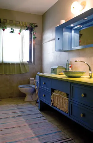 את ארון חדר האמבטיה הזמינו אצל נגר חדרי ילדים, והוא צבוע כחול וירוק